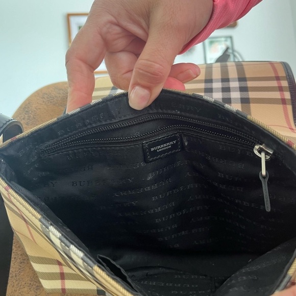 Authentic Burberry Bag. Pre owned, Good condition. 10 1/2 x 7 inch. / 26 x 18 cm - Picture 4 of 7